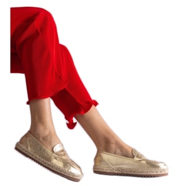 Kullan liukuvat espadrilles laiturilla kultainen
