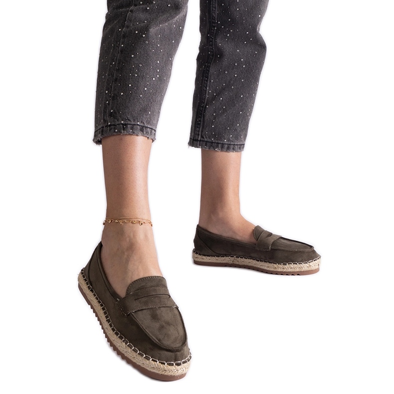 Vihreä liukuva espadrilles laiturilla