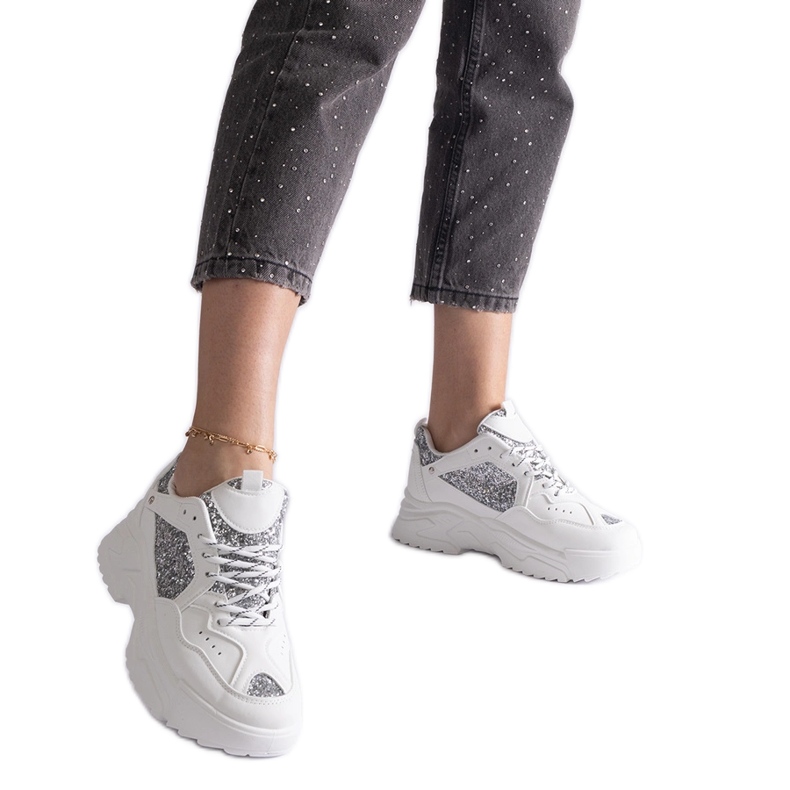 Valkoiset naisten tennarit, joissa on kimaltelevia lisäyksiä valkoinen