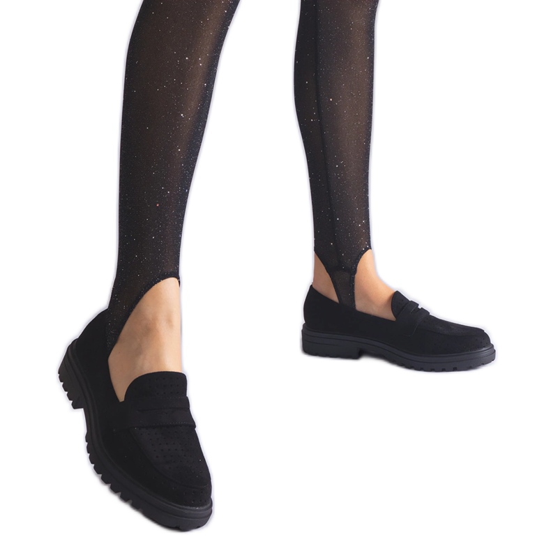 Mustat harjakattoiset mokasiinit ekologisesta mokkasta