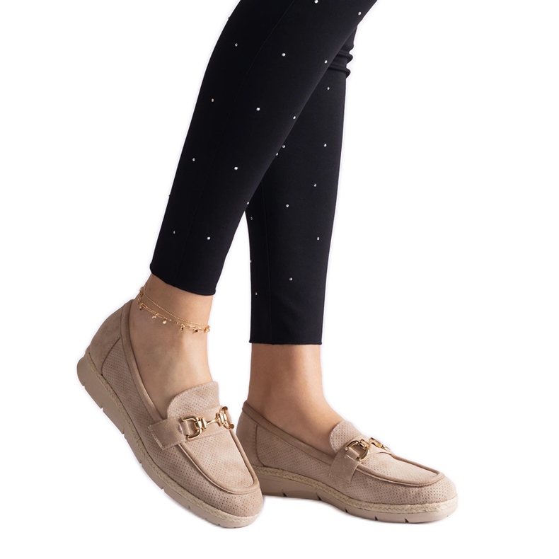 Beige naisten mokkasiinit, joilla on ekologinen mokka ketjulla