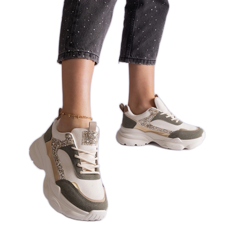 Vihreät tennarit, joissa kimaltelevat lisäkkeet