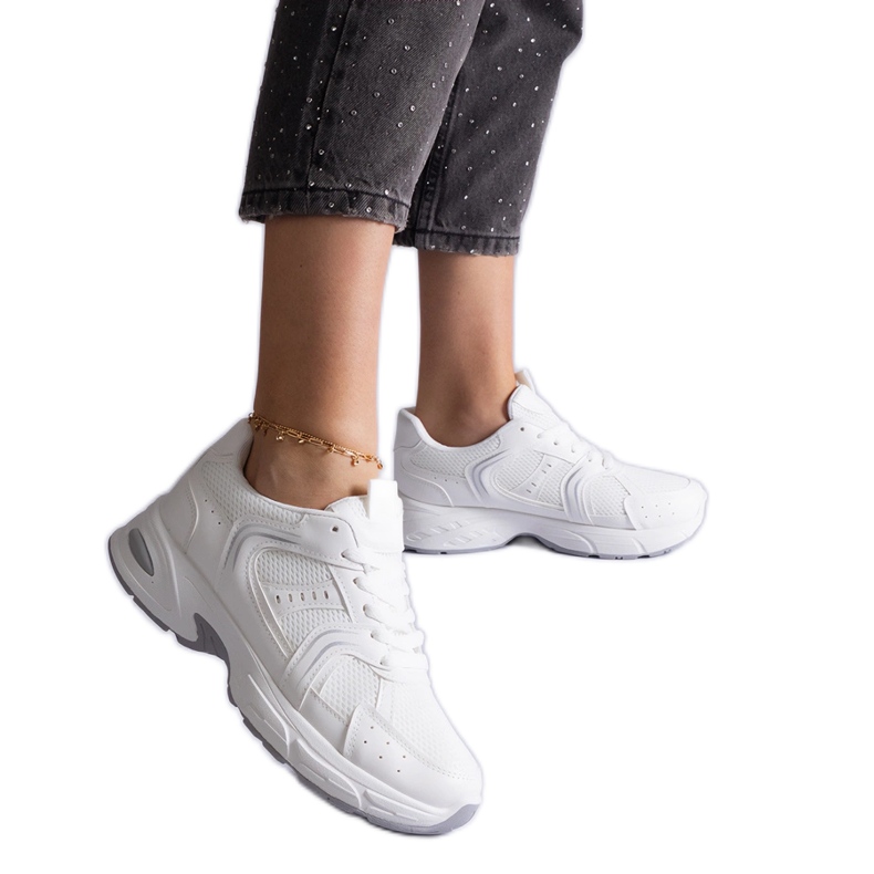 Valkoiset urheilulenkkarit valkoinen