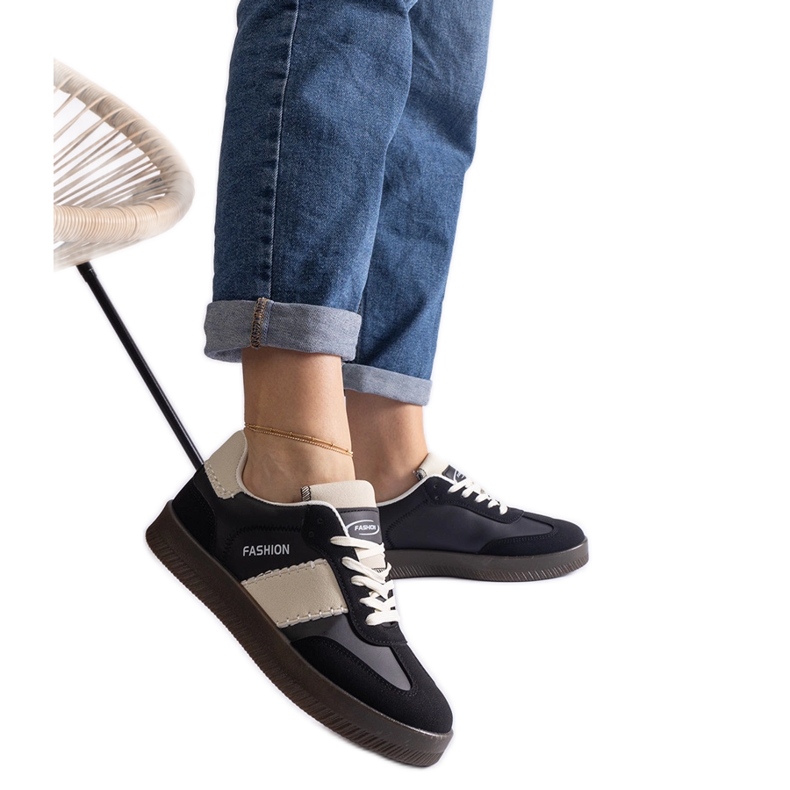 Mustat alustalenkkarit tikkauksella