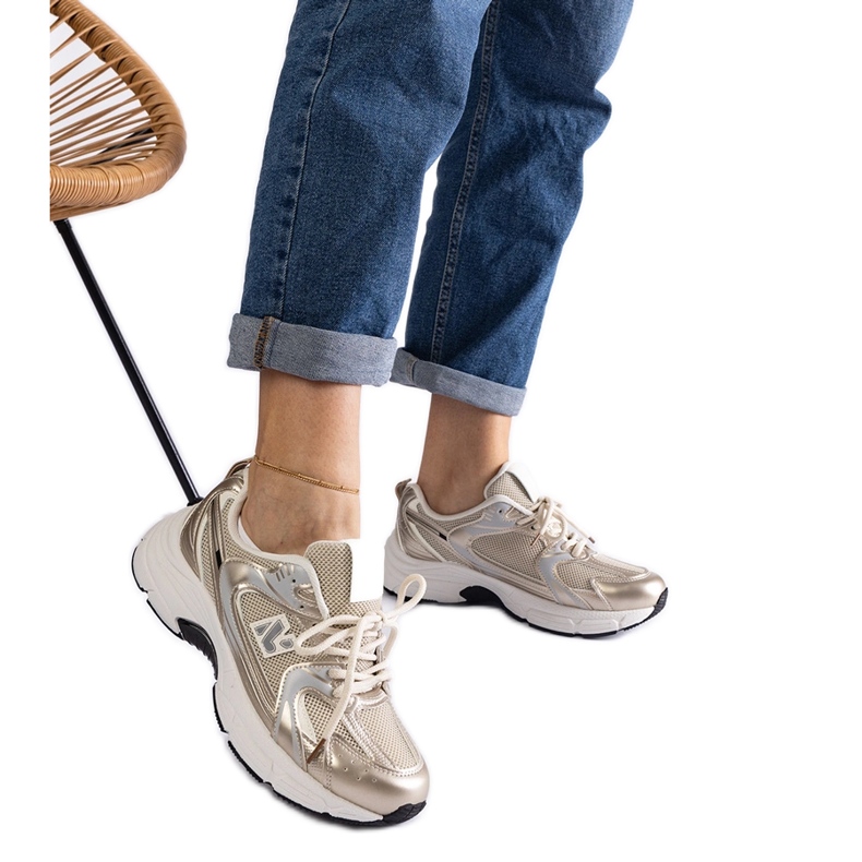 Kultaiset klassiset urheilulenkkarit kultainen