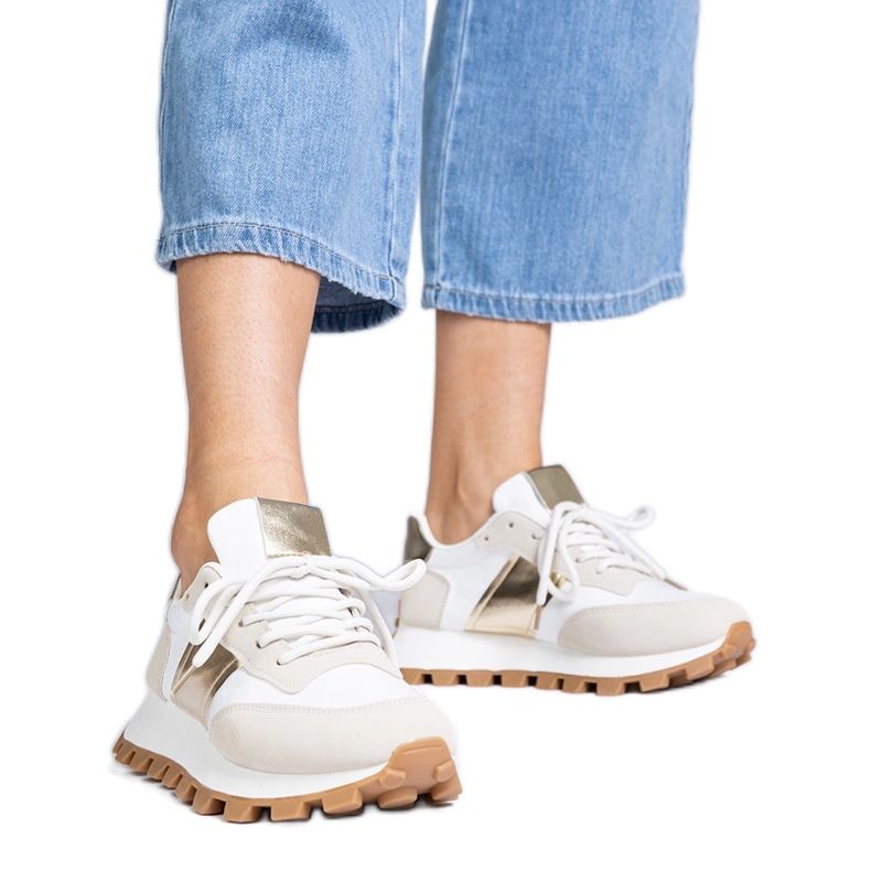 Beiget lenkkarit, joissa on näkyvä suoja