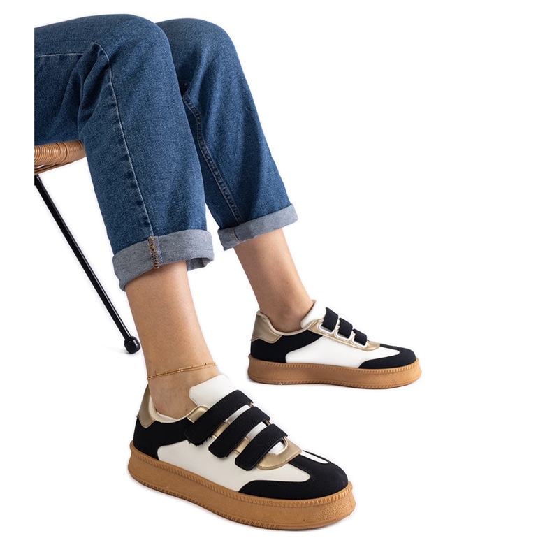 Mustat tennarit, joissa tarrakiinnitys