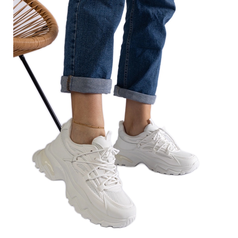 Valkoiset urheilulenkkarit massiivisella pohjalla valkoinen