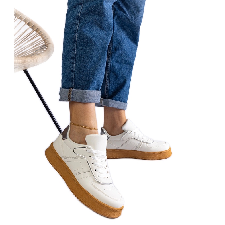 Valkoiset nauhalliset tennarit alustalla valkoinen