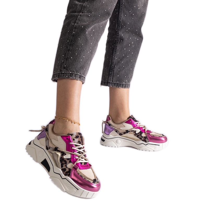 Vaaleanpunaiset tennarit, jotka on koristeltu zirkoninauhalla vaaleanpunainen