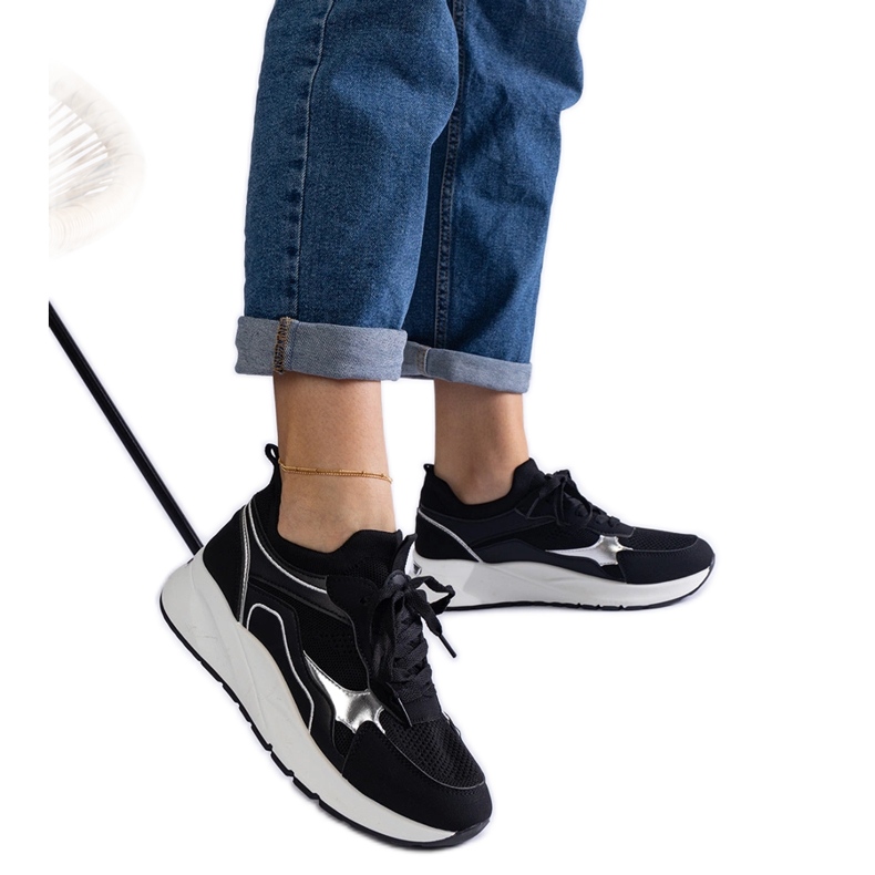 Mustat naisten urheilulenkkarit