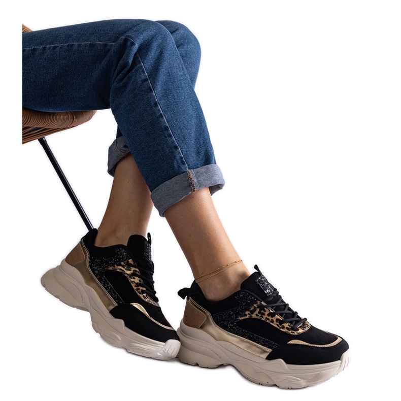 Mustat tennarit, joissa kimaltelevat lisäkkeet