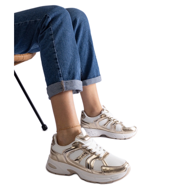 Valkoiset ja kultaiset urheilulenkkarit kultainen