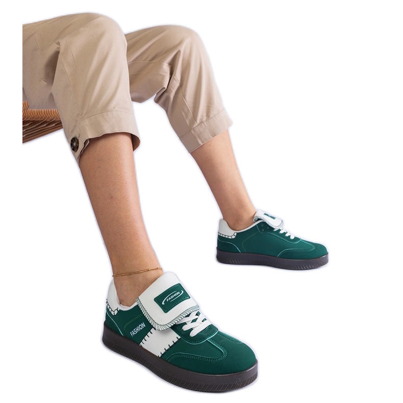 Vihreät lenkkarit lavalla ompelemalla