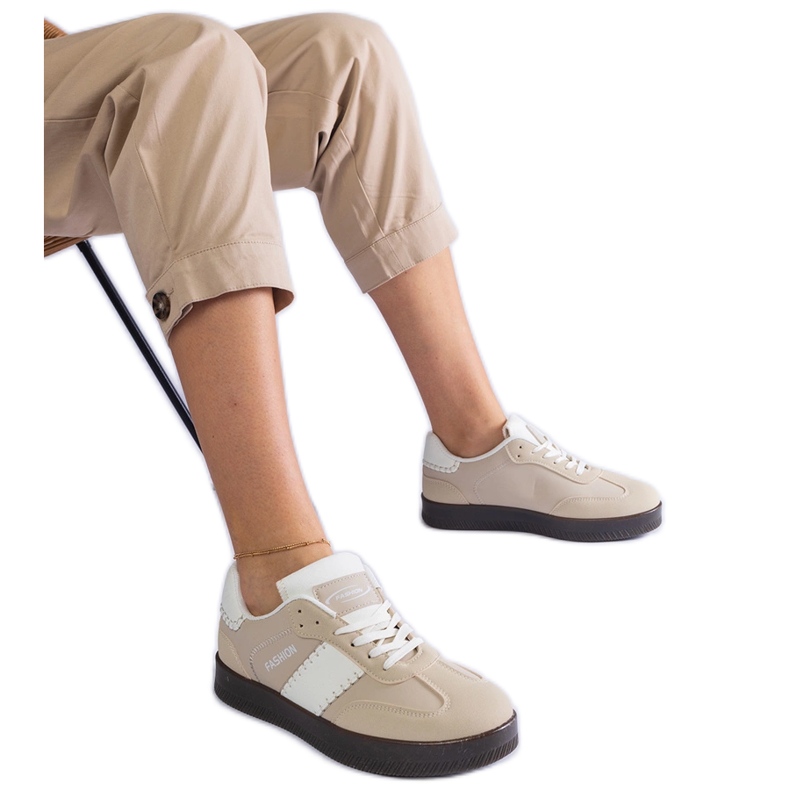 Beige -lenkkarit laiturilla ompelemalla