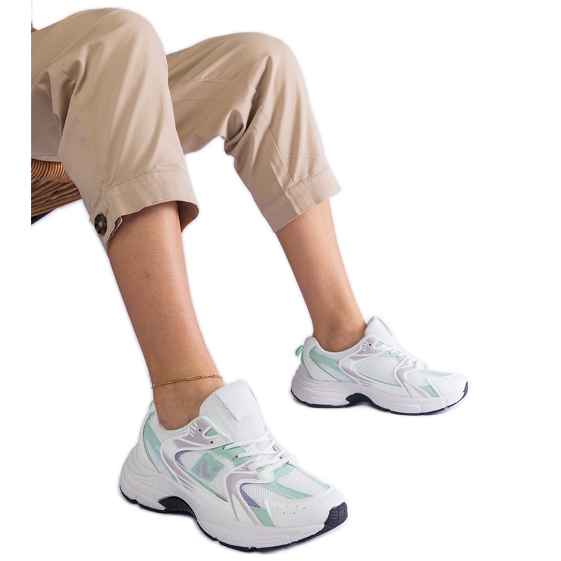 Klassiset valkoiset ja vihreät urheilulenkkarit valkoinen