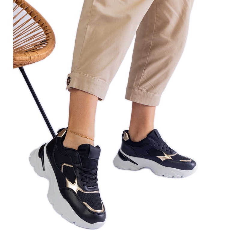 Mustat tennarit massiivisessa pohjassa