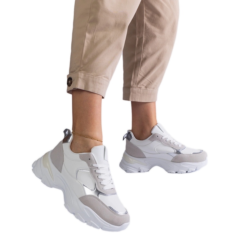 Valkoiset lenkkarit massiivisessa pohjassa valkoinen