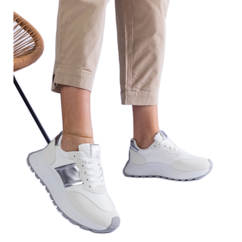 Lavalla valkoiset lenkkarit valkoinen