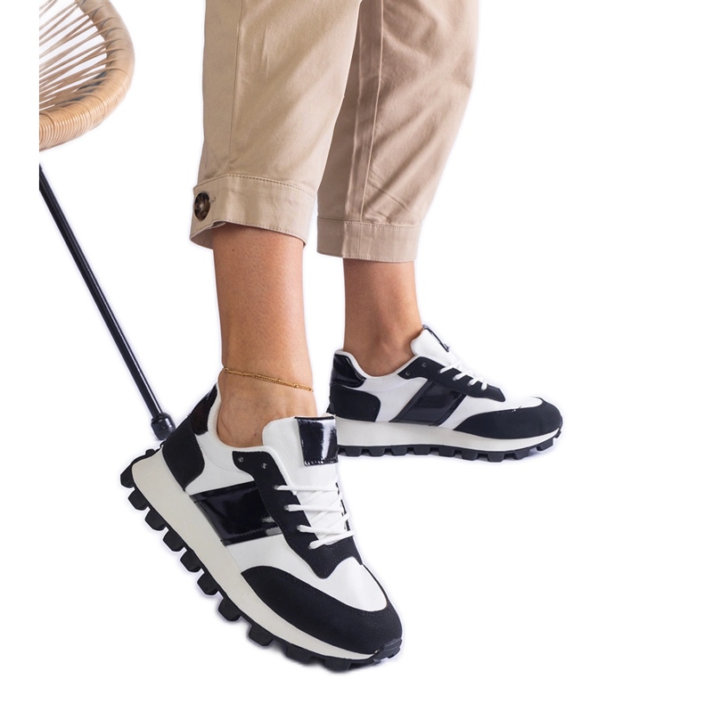 Mustat lenkkarit, joissa on näkyvä suojus