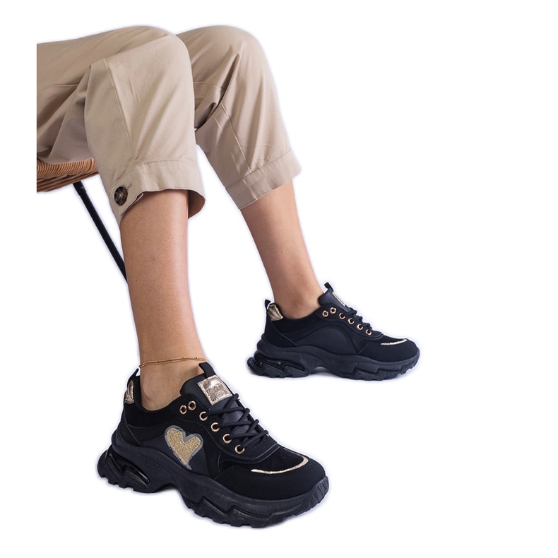 Mustat lenkkarit mustalla sydämen alustalla