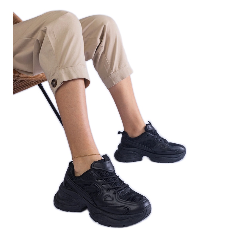 Mustat tennarit massiivisessa pohjassa