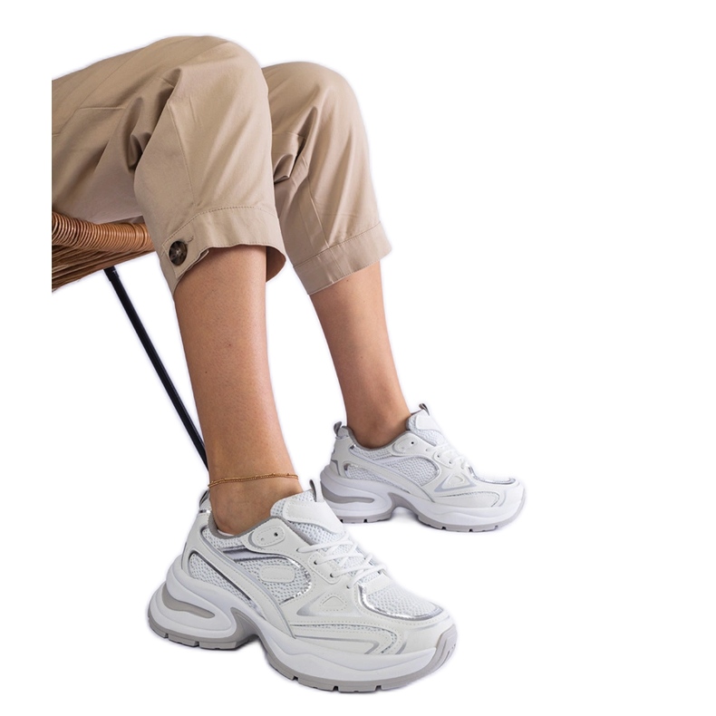 Valkoiset lenkkarit massiivisessa pohjassa valkoinen