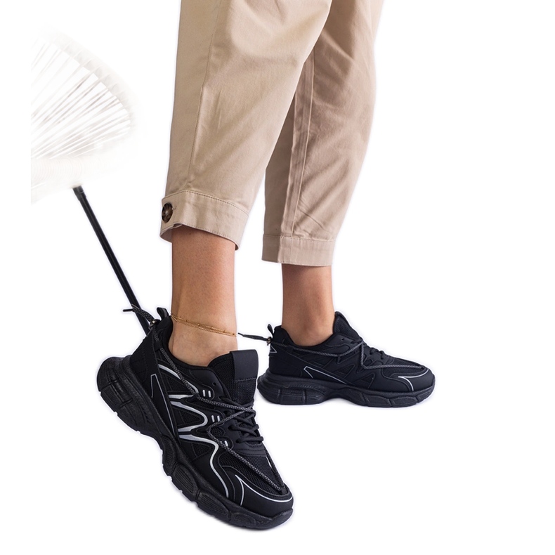 Mustien naisten lenkkarit massiivisella pohjalla musta