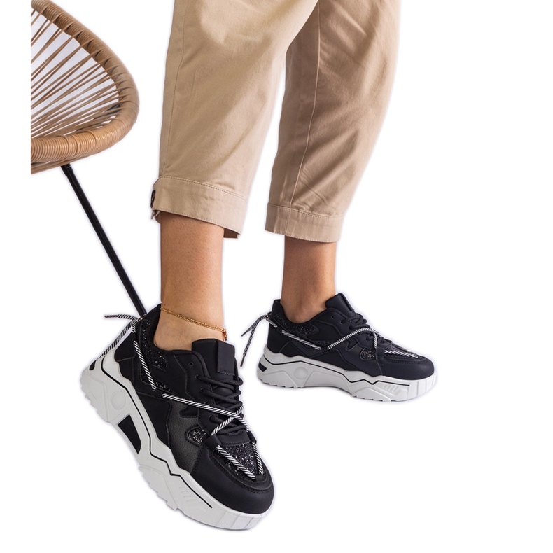 Mustat naisten tennarit glitterillä