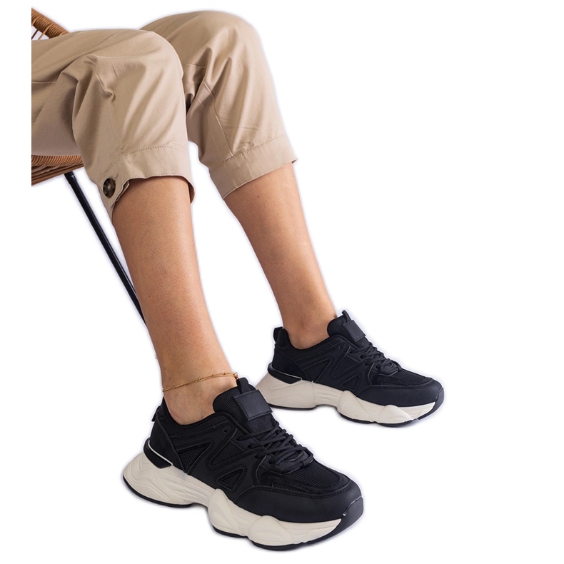 Mustat naisten urheilulenkkarit