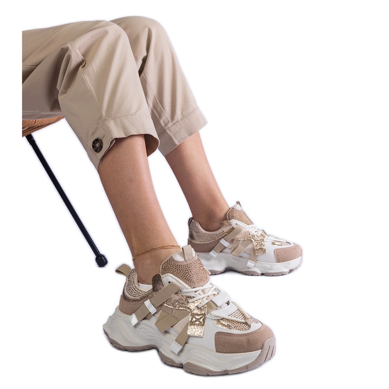 Beige -lenkkarit kultaisilla insertteillä