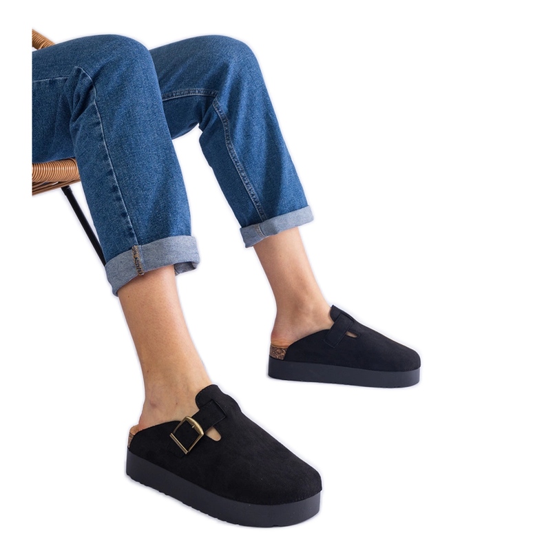 Mustat naisten tossut laiturilla solki