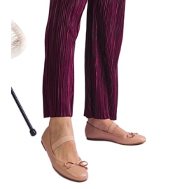 Beige balleriinit joustavalla nauhalla ja koristeella keulalla