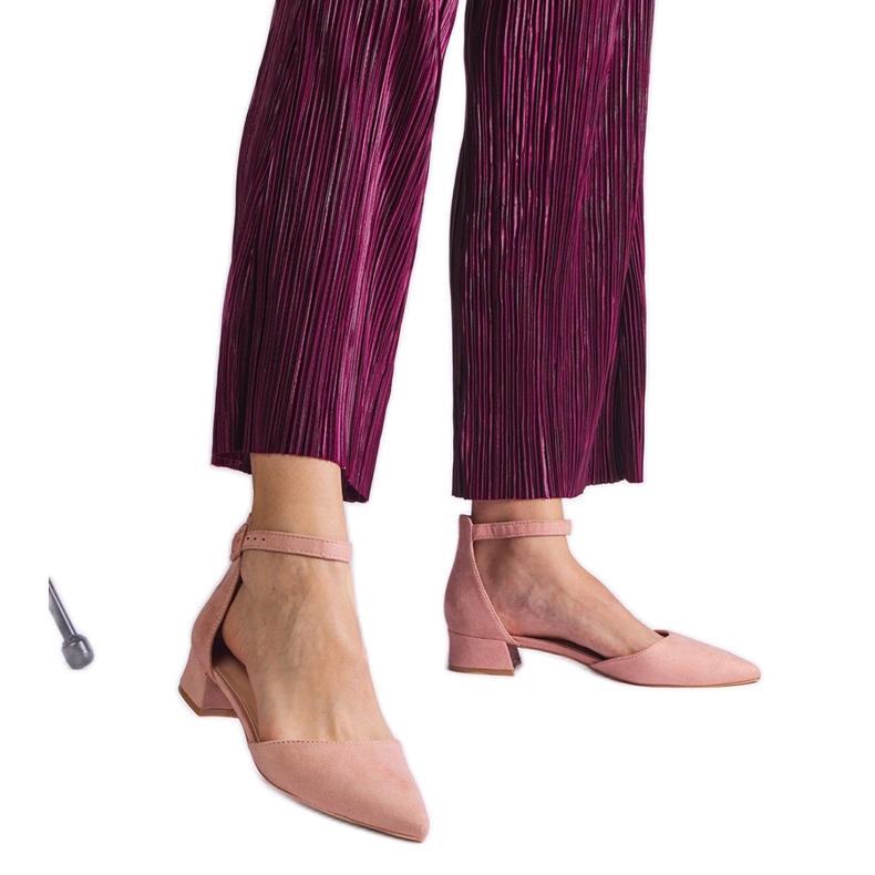 Vaaleanpunaiset sandaalit matalalla pylväällä vaaleanpunainen