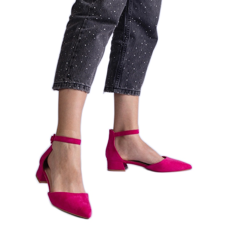 Tummanpunaiset matalakorkoiset pumput vaaleanpunainen