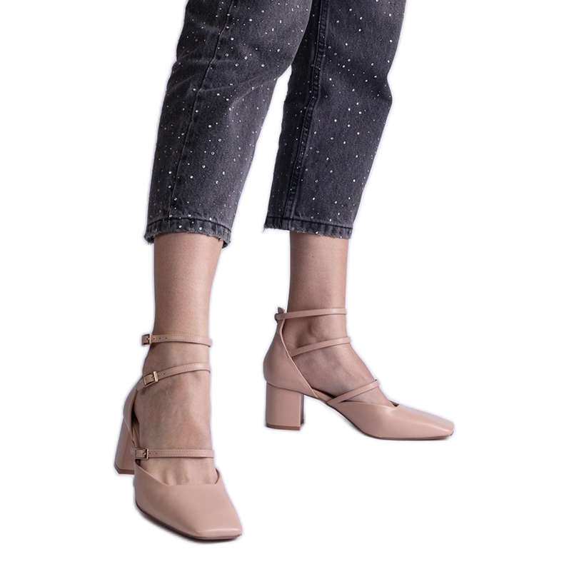 Beige pumppaa pylväällä soljella