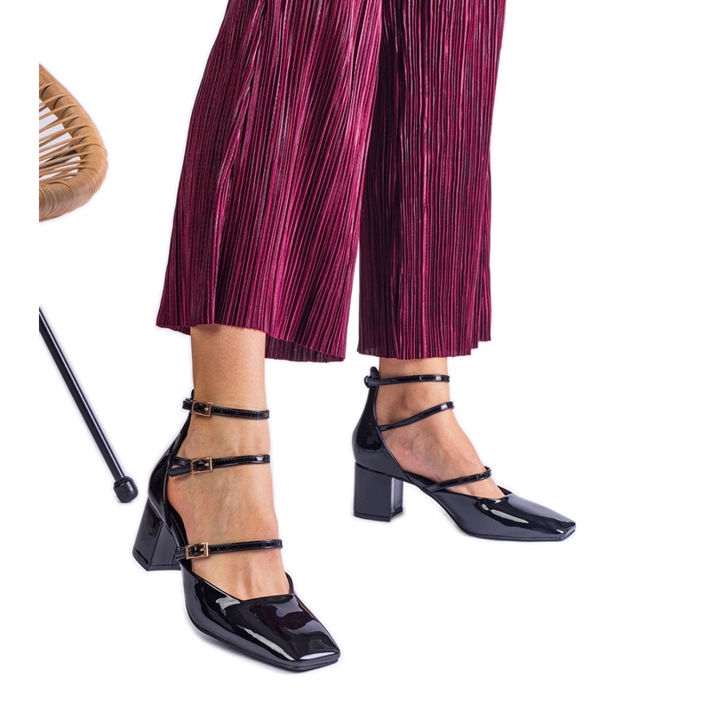 Mustat pumput lakattiin pylväällä, jossa on soljet