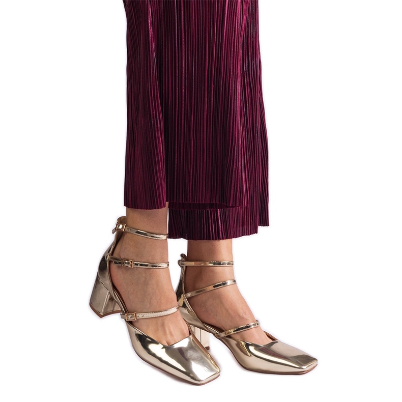 Kultaiset pumput lakattiin pylväällä, jossa on soljet kultainen