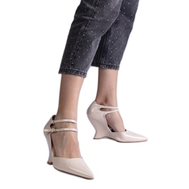 Beige -pumput lakattu kiilalla solkilla