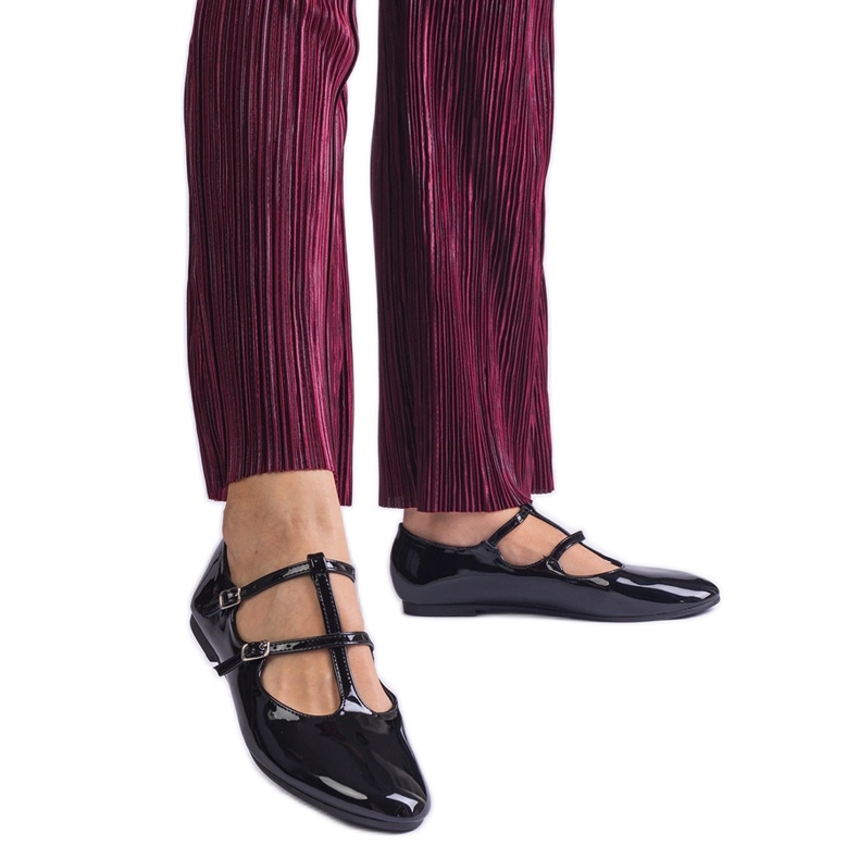 Mustalla balleriinilla lakattu solki