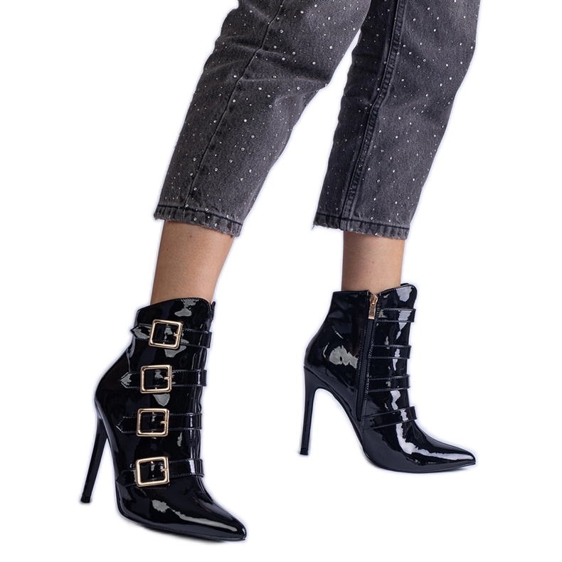 Mustat saappaat lakattiin korkealla kantapäällä solki