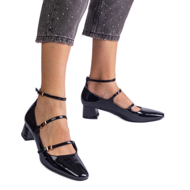 Mustat pumput lakataan hihnalla