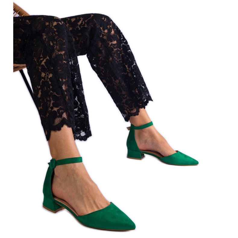 Vihreät pumput matalalla pylväällä