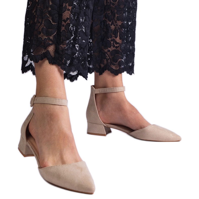 Beiget pumput matalilla koroilla