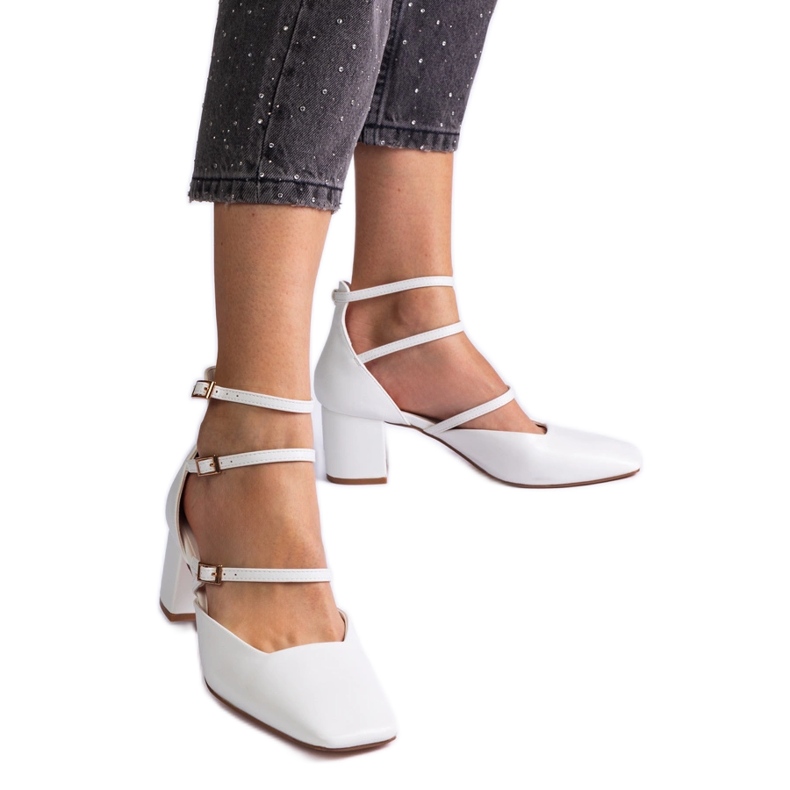 Valkoiset pumput pylväällä soljella valkoinen