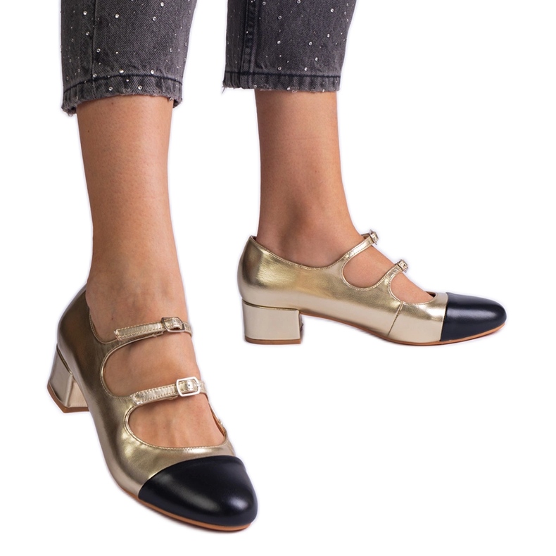 Mustan nenän kultaiset pumput kultainen