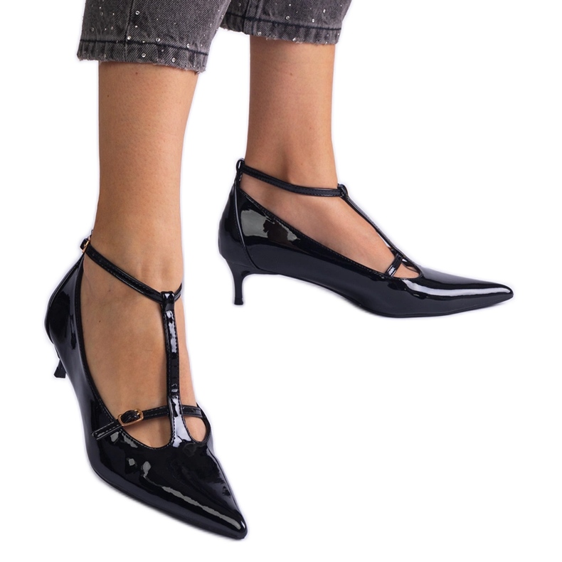 Mustat pumput lakattiin matalalla kasalla soljella