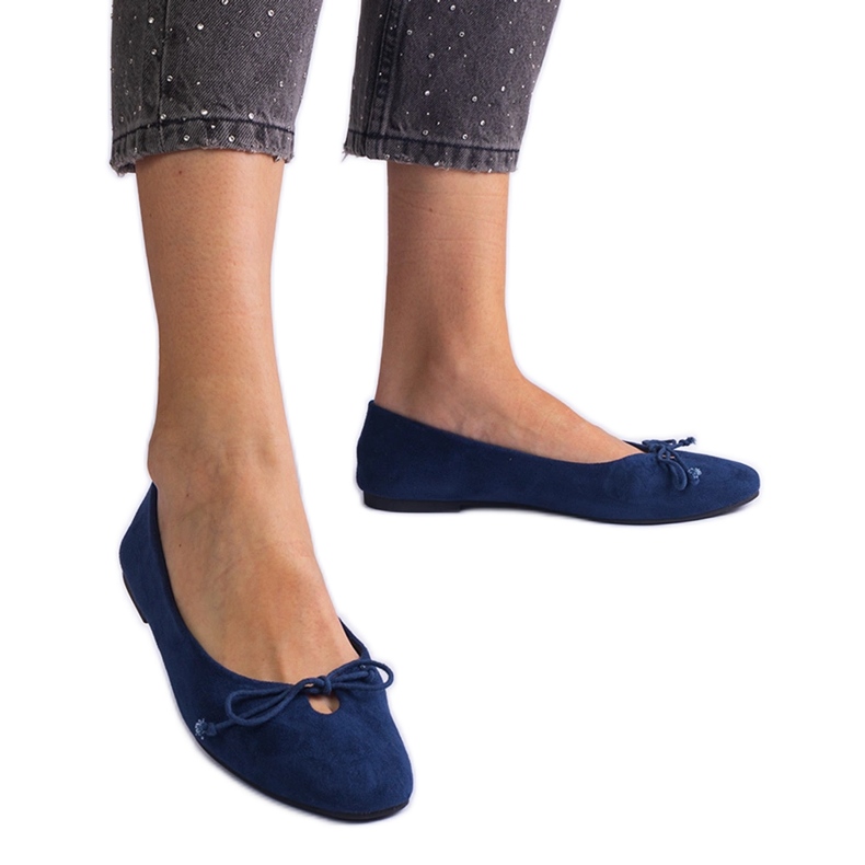 Merivoimien siniset balleriinit koristeellisella keulalla sininen