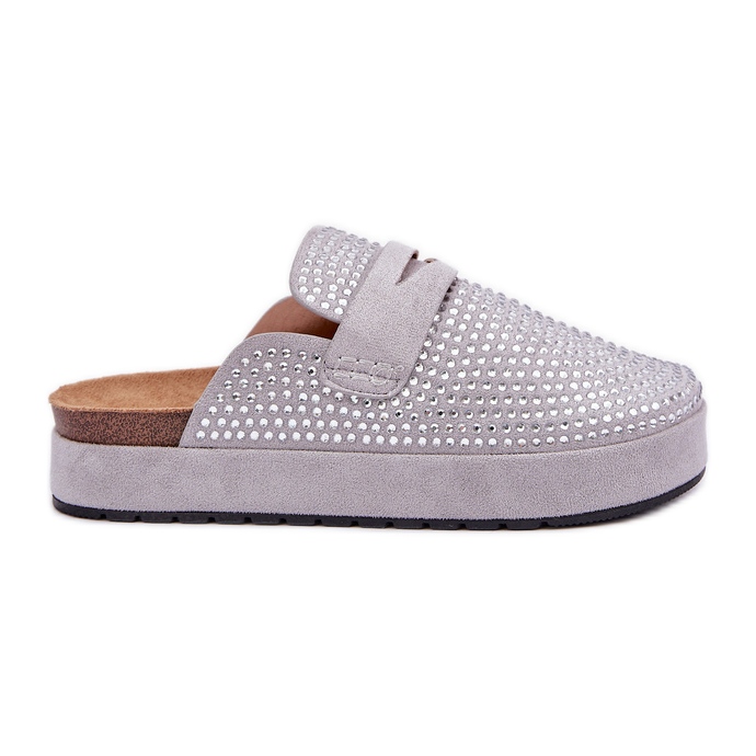 Naisten flip flops, joka on koristeltu zirkonilla harmaalla alustalla