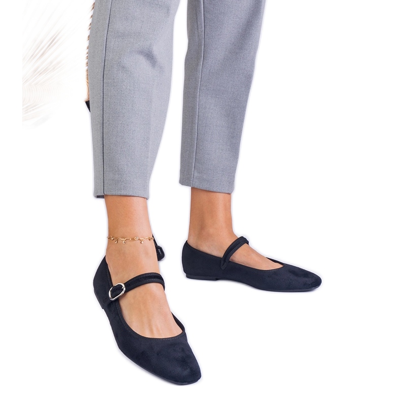 Mustat balleriinit vyöllä ja neliömäisellä nenällä